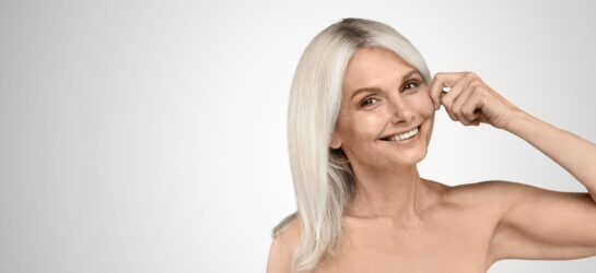 איזה טיפול אנטי-אייג'ינג מתאים לי? anti aging behandlung Frau lacht methode zur faltenunterspritzung1 איזה טיפול אנטי-אייג'ינג מתאים לי?