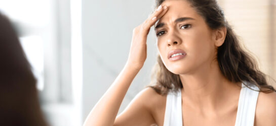 הזרקת בוטוקס לפנים: האזורים המומלצים לטיפול ומידע חשוב לפני ההחלטה faltenunterspritzung mit botox stirnfalten glaetten frau sorgt sich1 הזרקת בוטוקס לפנים: האזורים המומלצים לטיפול ומידע חשוב לפני ההחלטה