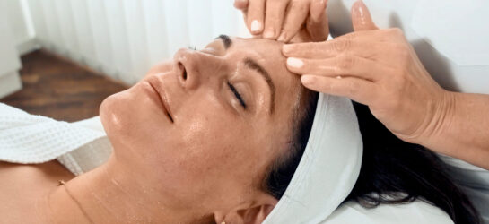 פילינג לפנים מקצועי: איזה סוג פילינג הכי מתאים לעור שלי?